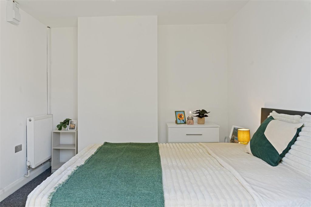 Property photo 3 of 20 Room 2