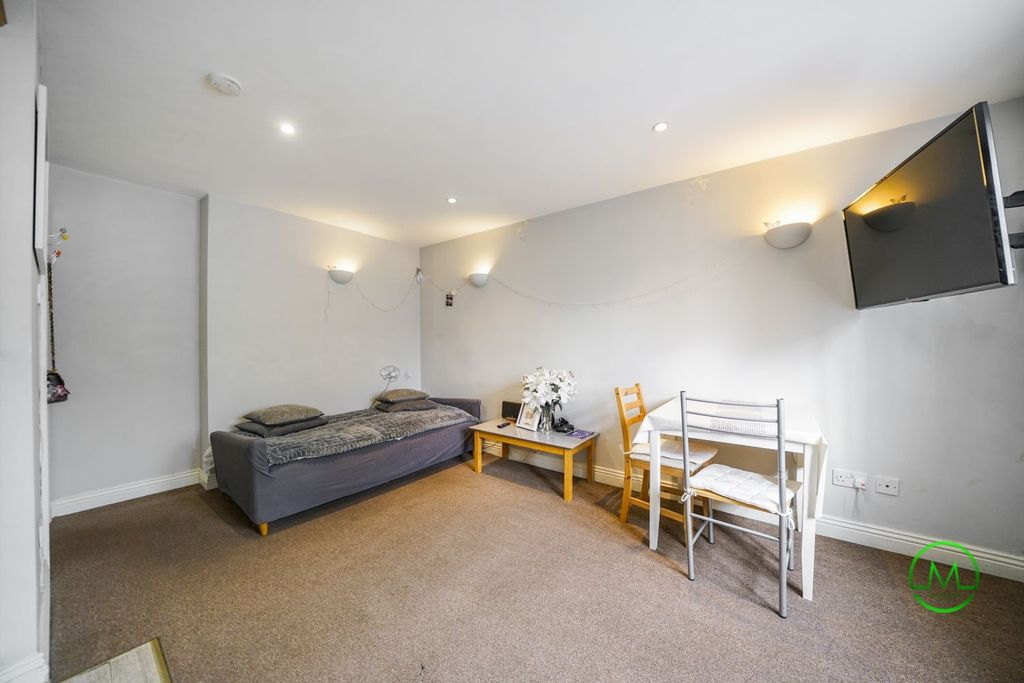 Property photo 3 of 11 Gallery