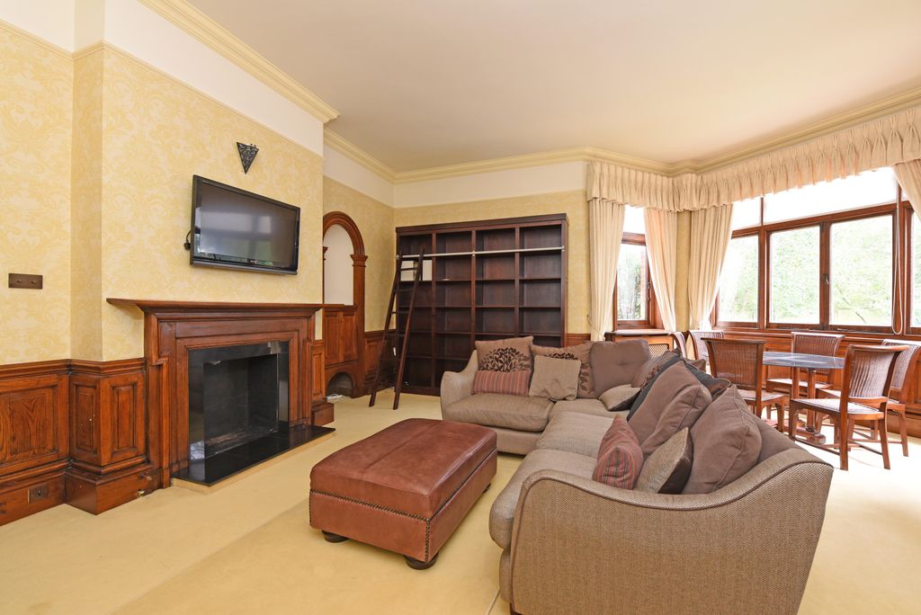 Property photo 3 of 12 9