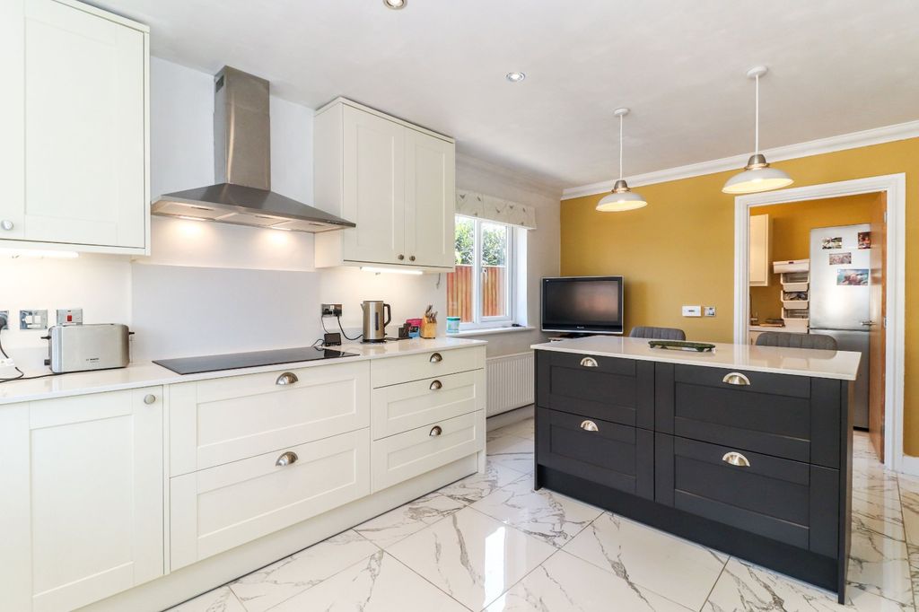 Property photo 2 of 27 Kitchen/Breakfast