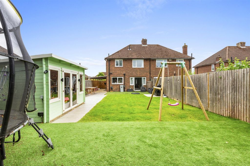 Property photo 2 of 15 61 Gibson Rd, Hp12 4Qp-13.Jpg