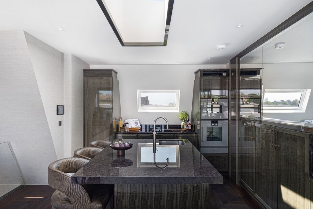 Property photo 3 of 10 Dining Area