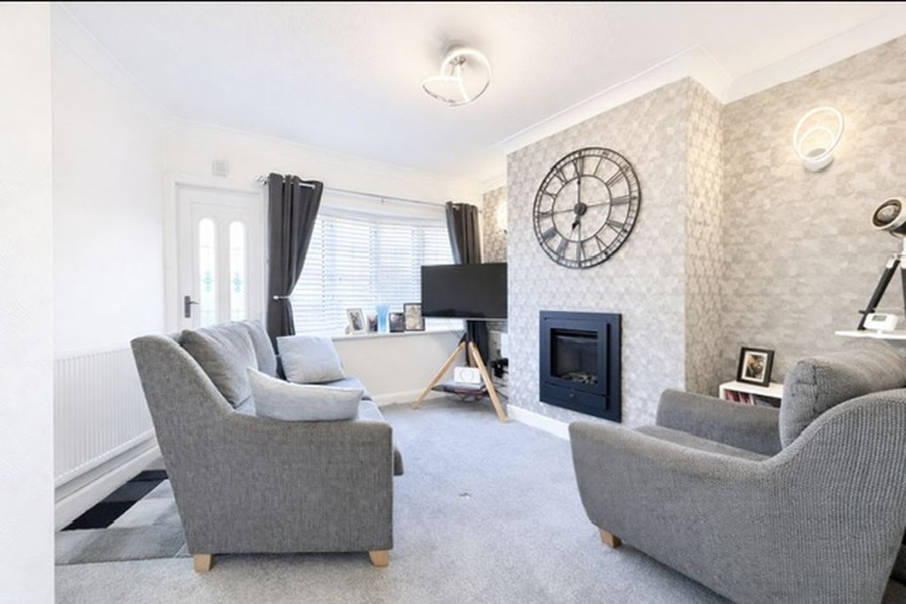 Property photo 3 of 19 Lounge