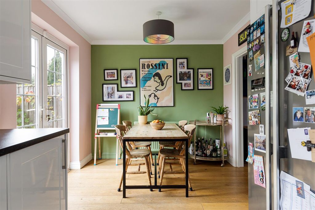 Property photo 3 of 32 Douglas Avenue - E17