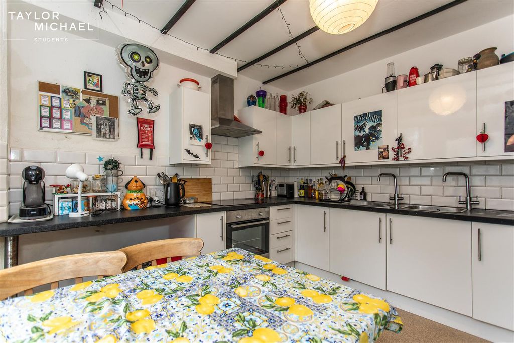 Property photo 3 of 14 Kitchen