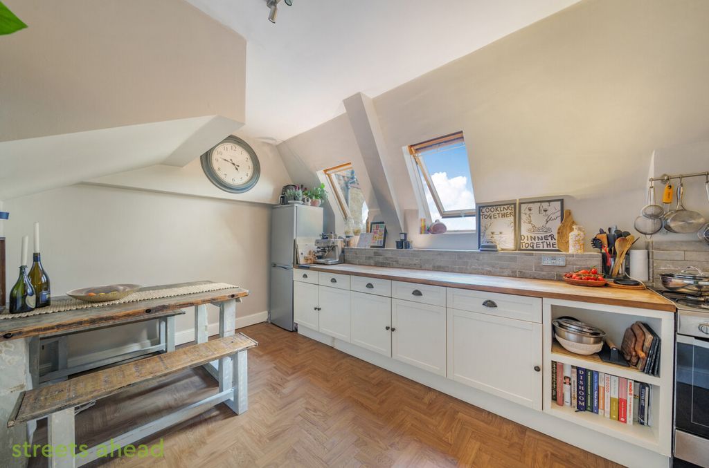 Property photo 3 of 18 86876F4d-Fa3d-4c7...