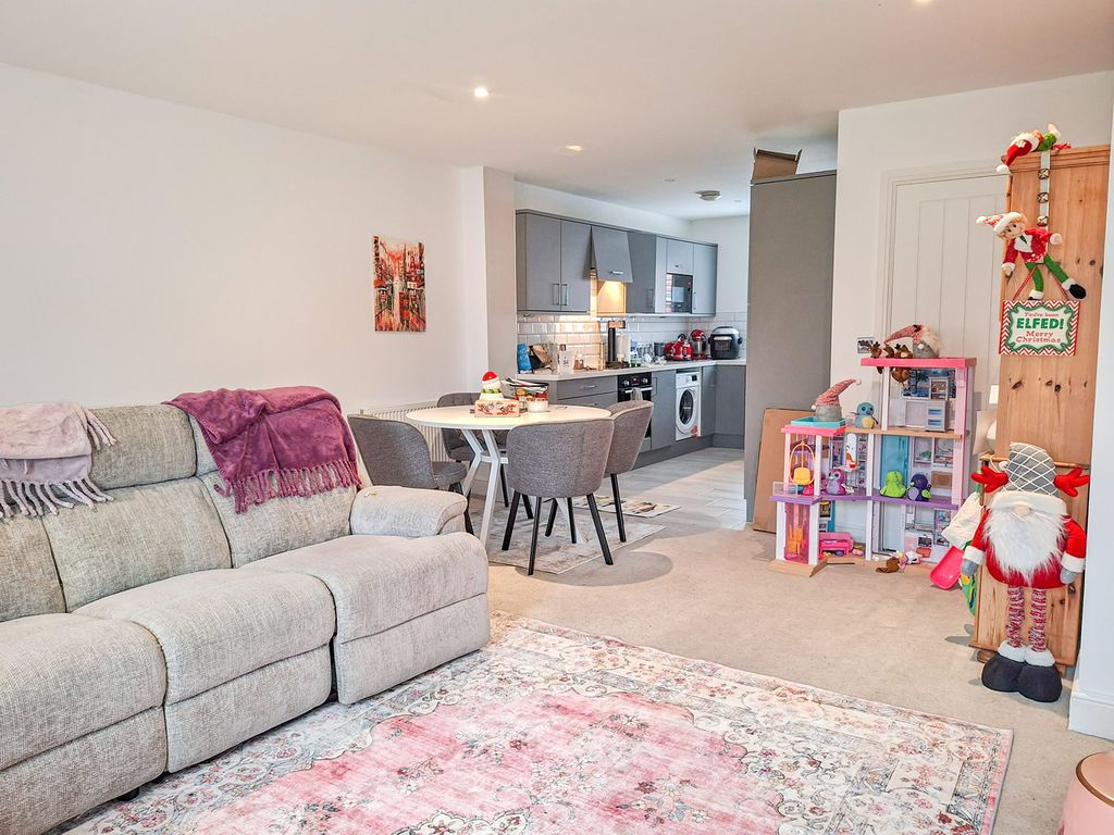 Property photo 2 of 11 Droveway3938420251215_120232.Sycbe.Jpg