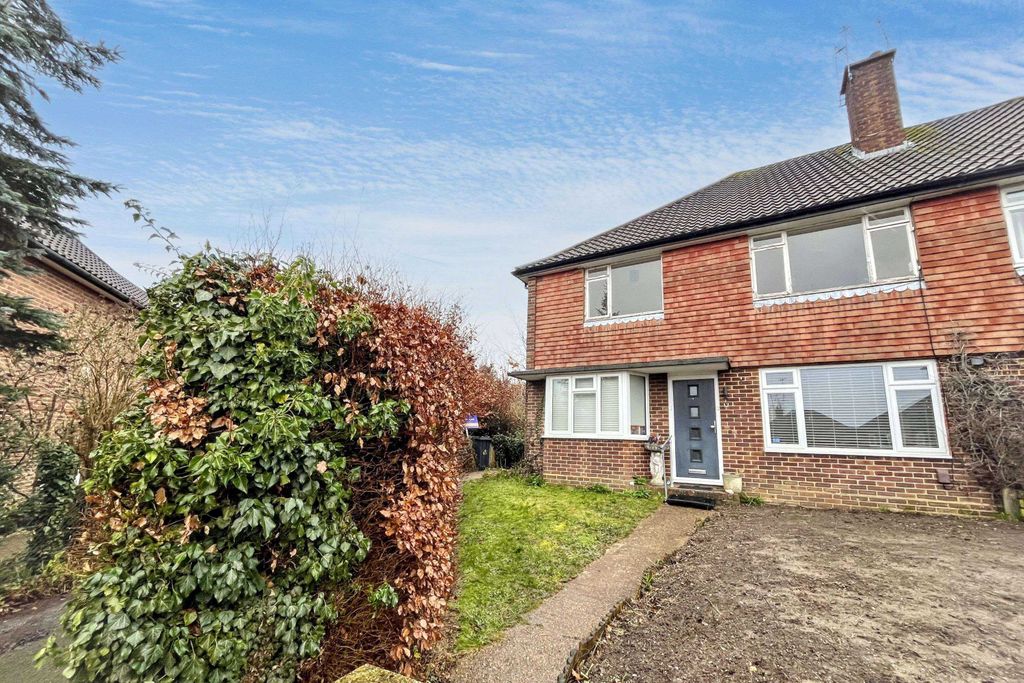 Property photo 1 of 18 18 Minchin Close, Leatherhead, Surrey, Kt22 8Bh