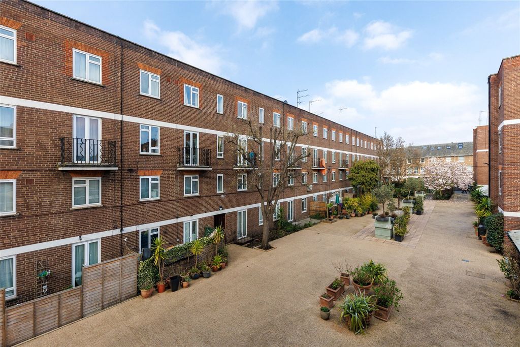 Property photo 2 of 13 Chelsea Manor Cour