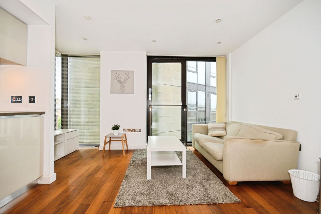 Property photo 3 of 17 Lounge