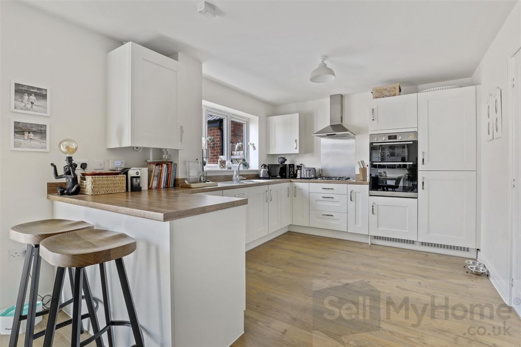 Property photo 3 of 10 Kitchen/Dining