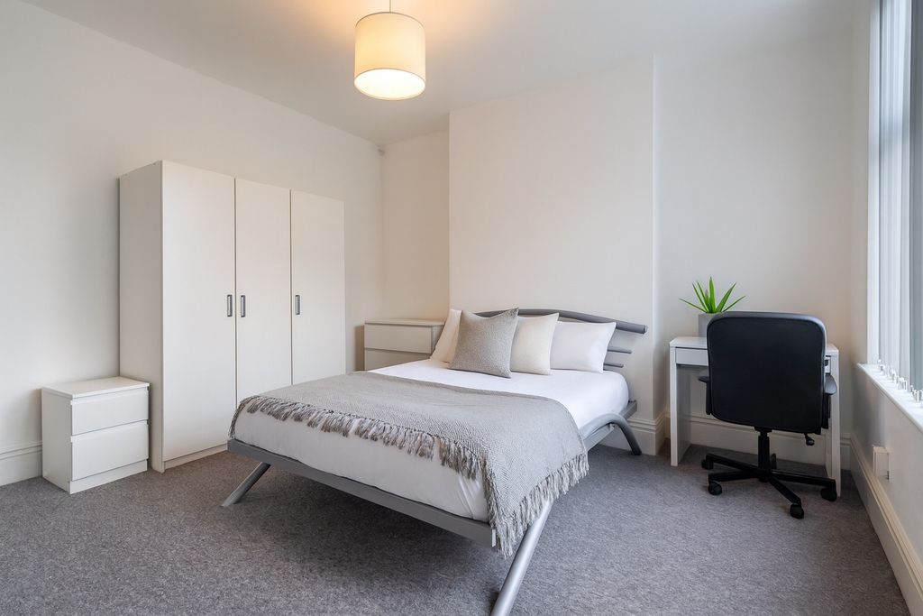 Property photo 3 of 9 Bright, Modern Double Bedroom With A Comfortable d...