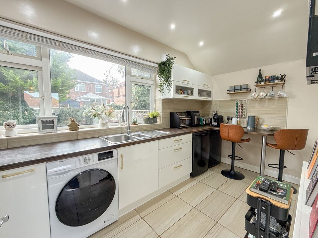 Property photo 3 of 9 Kitchen