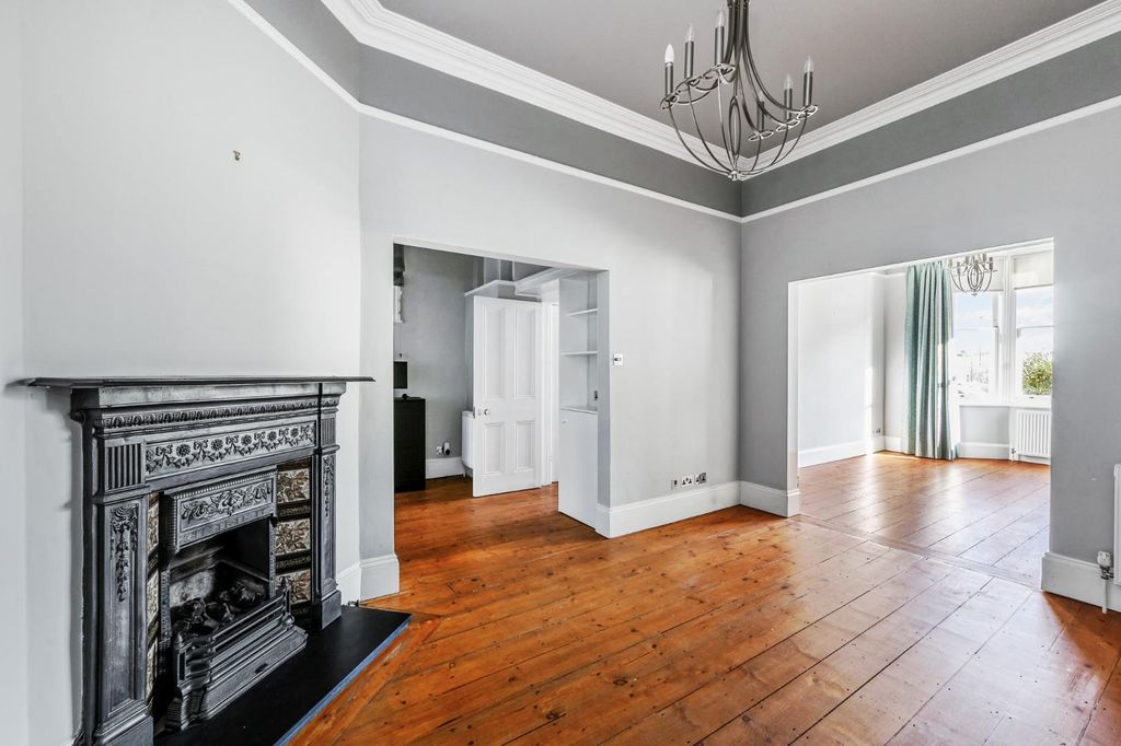 Property photo 3 of 15 35 Stile Hall Gardens-3.Jpg