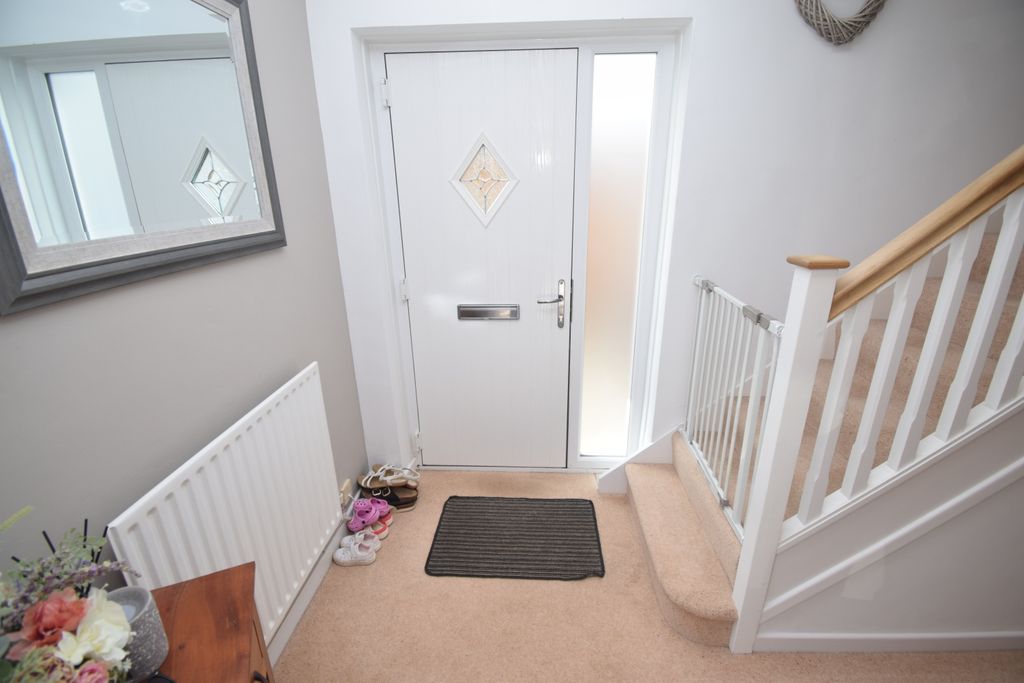 Property photo 2 of 11 Hallway