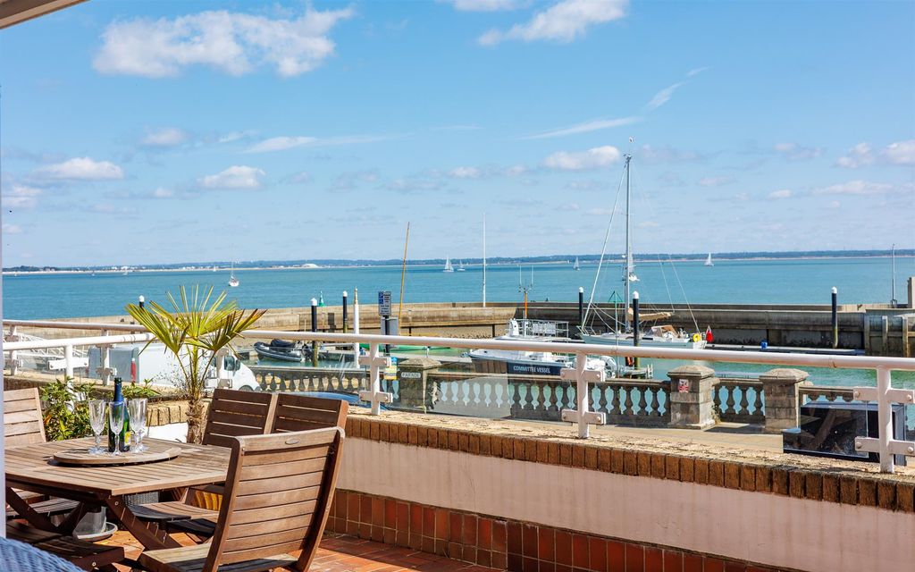 Property photo 3 of 25