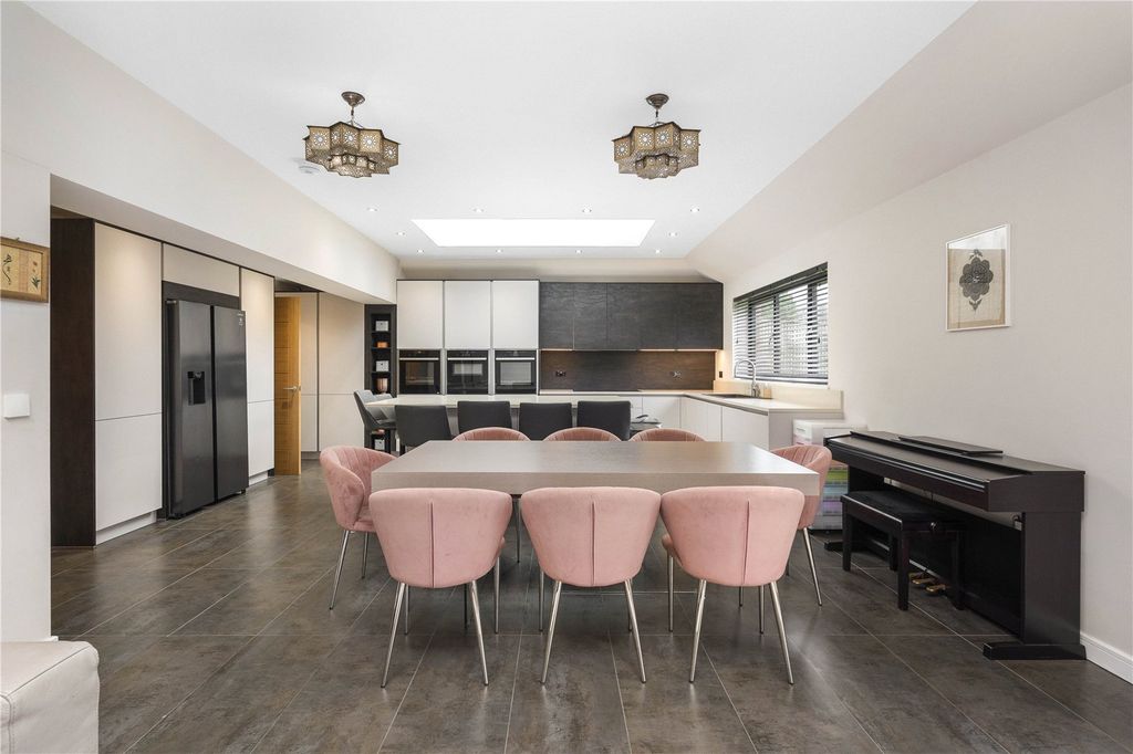 Property photo 2 of 40 Hillpark Avenue 2