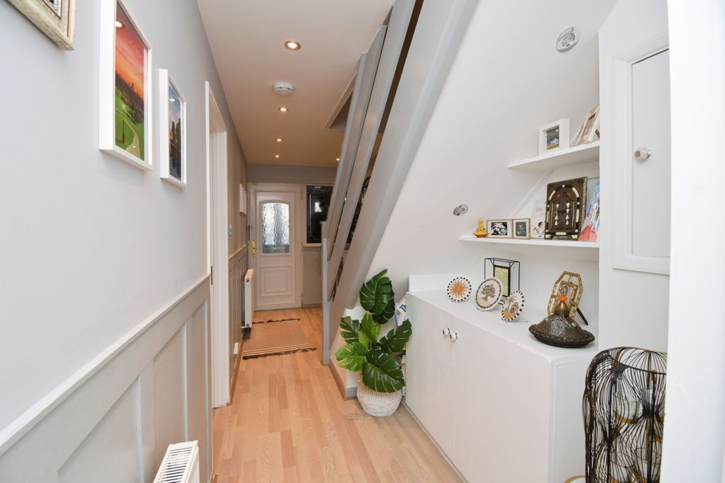 Property photo 3 of 19 Hallway