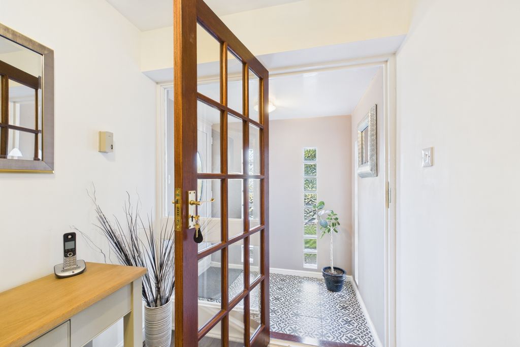 Property photo 3 of 27 Entrance Hall