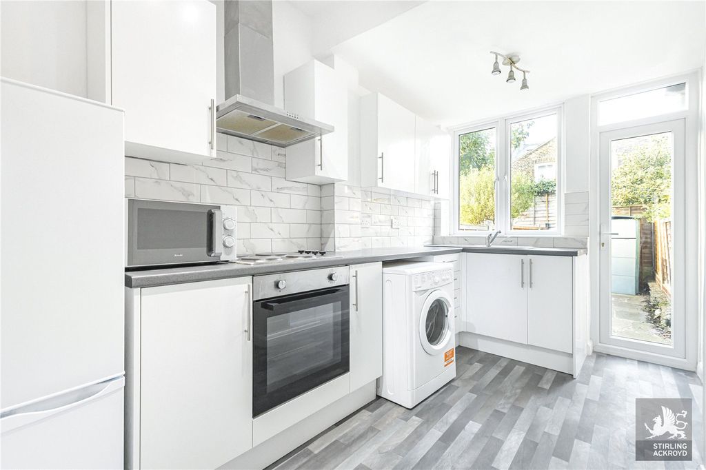 Property photo 2 of 18 Kitchen