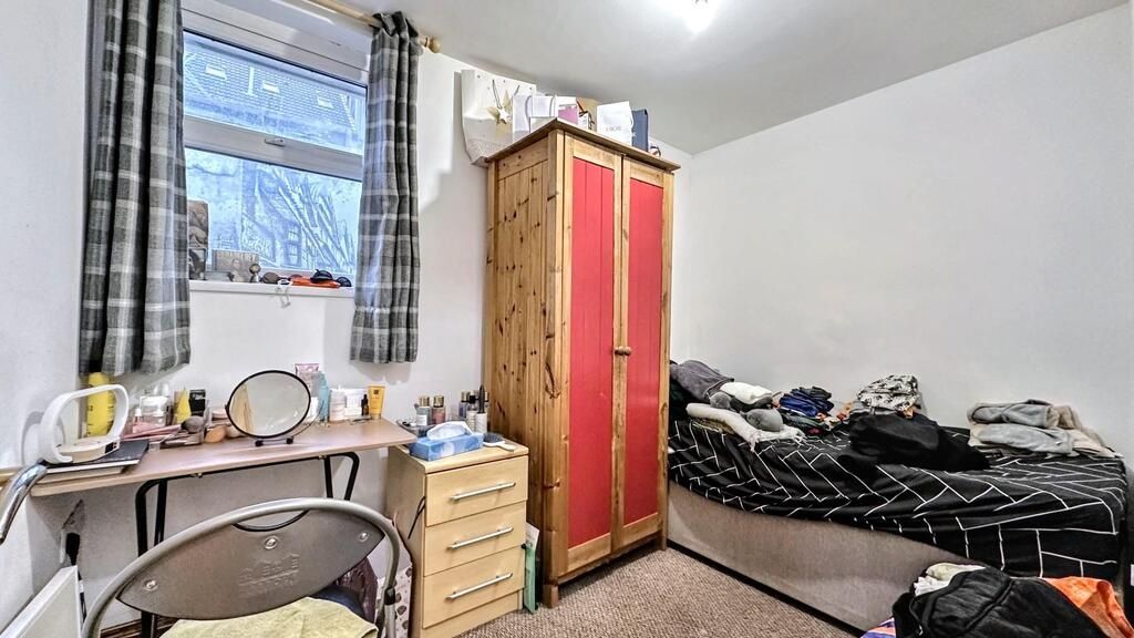 Property photo 1 of 4 Cozy Bedroom With Ample Storage And Study Desk...