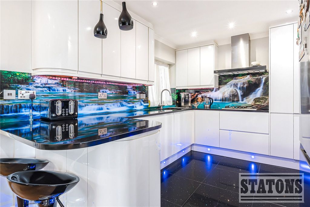 Property photo 3 of 24 Picture No. 06