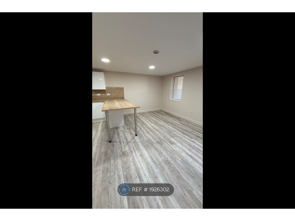 Property photo 3 of 8 Lounge / Dining Area