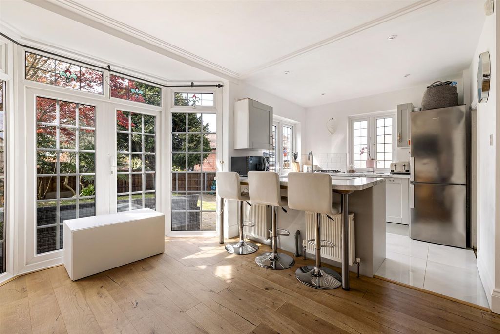 Property photo 2 of 31 Dove House Gardens, E4