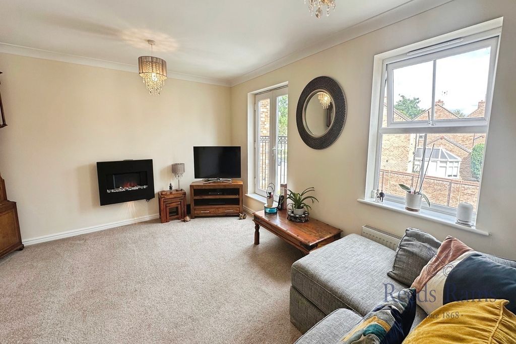 Property photo 3 of 14 Lounge