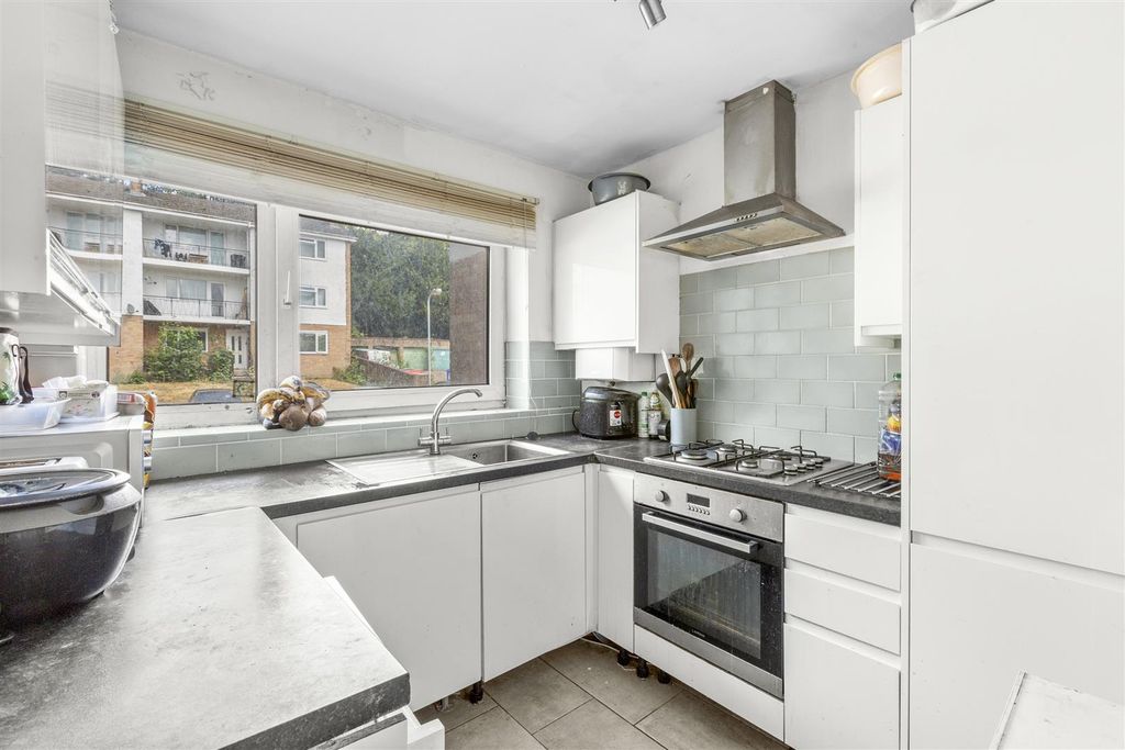 Property photo 2 of 13 Cedar Court, Totteridge Rd-5.Jpg