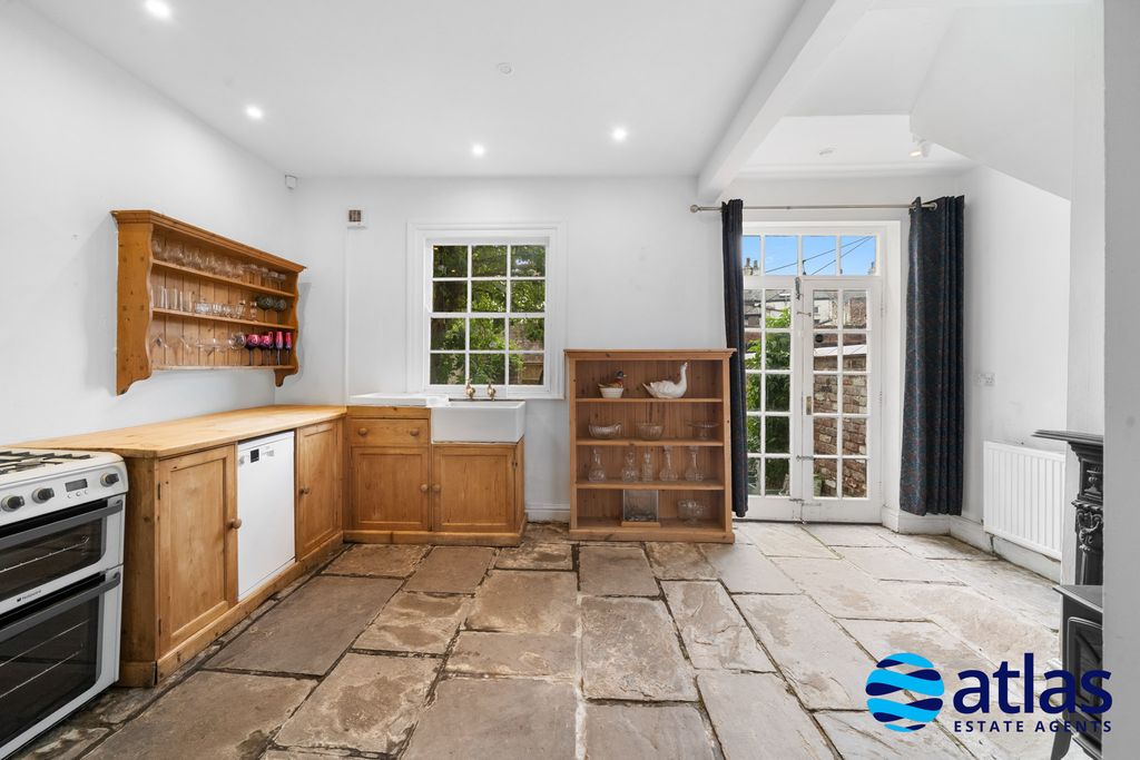 Property photo 3 of 31 Kitchen