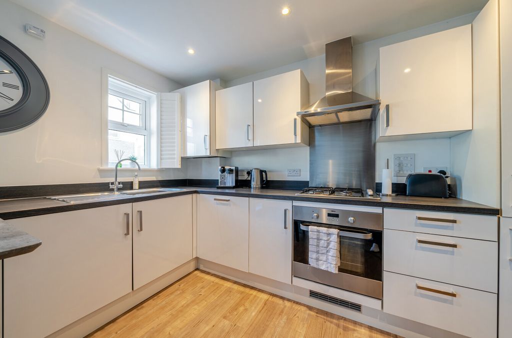 Property photo 3 of 12 1386607-13-694550...