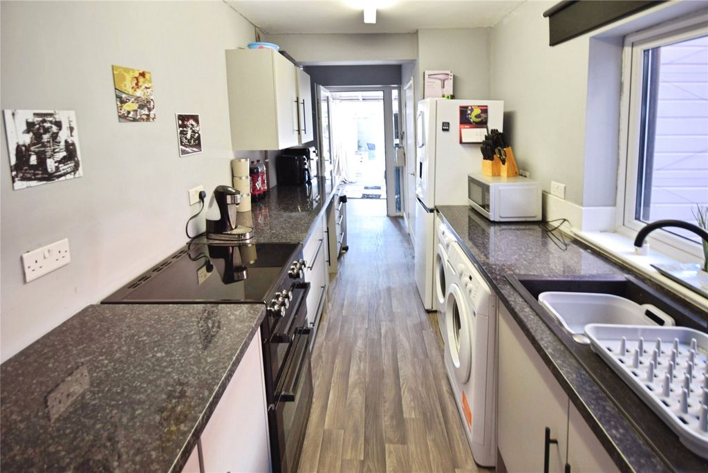 Property photo 3 of 19 Kitchen