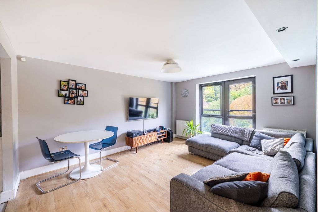 Property photo 2 of 8