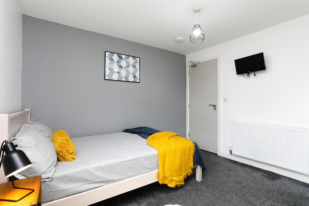 Property photo 2 of 7 68 St George's Road-20.Jpg