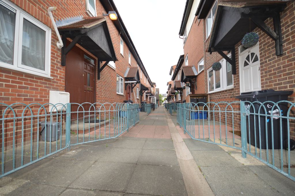 Property photo 1 of 14 2 Bedroom Terraced House For Sale