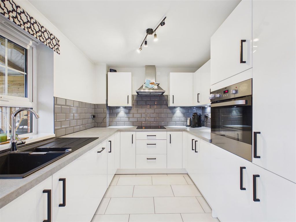 Property photo 3 of 14 Kitchen Area