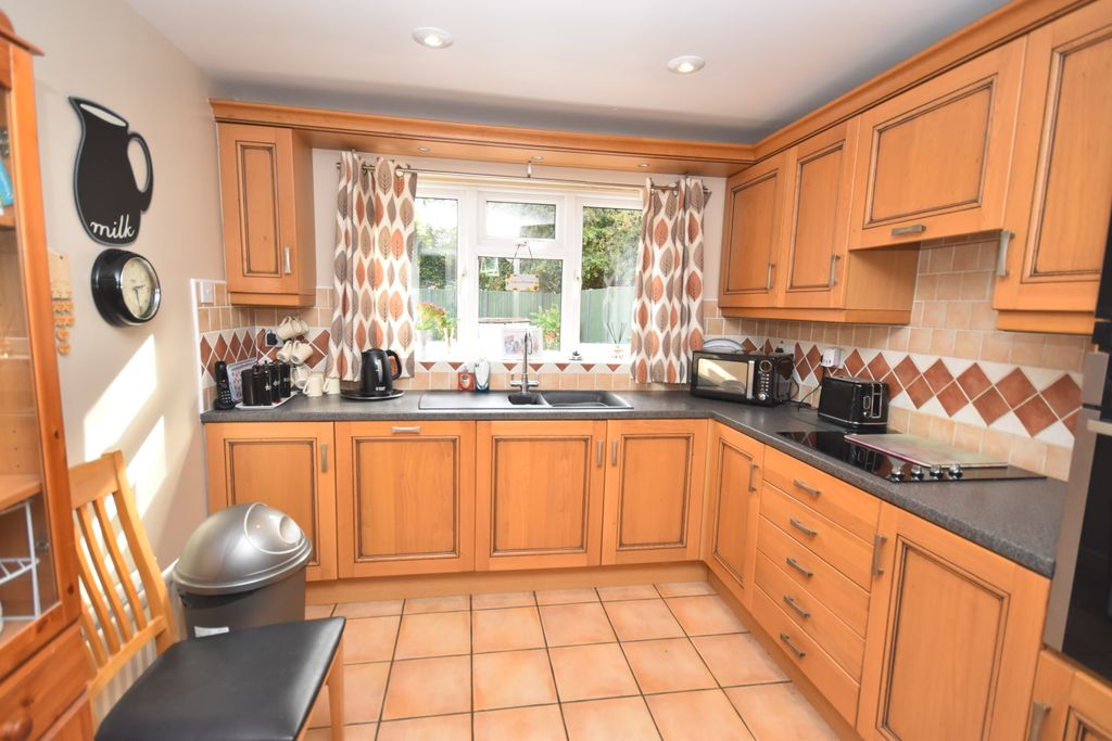 Property photo 3 of 13 Kitchen