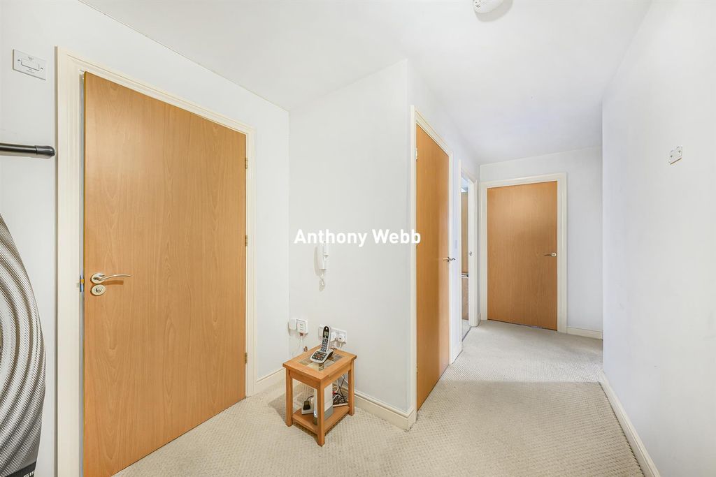 Property photo 3 of 11 Hallway