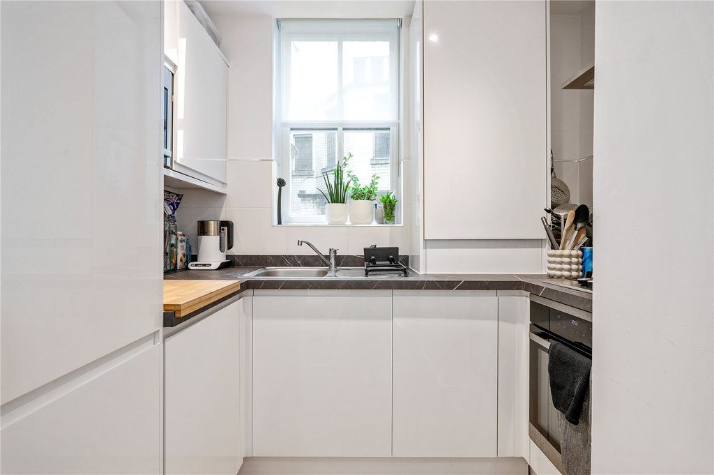 Property photo 2 of 11 Kitchen