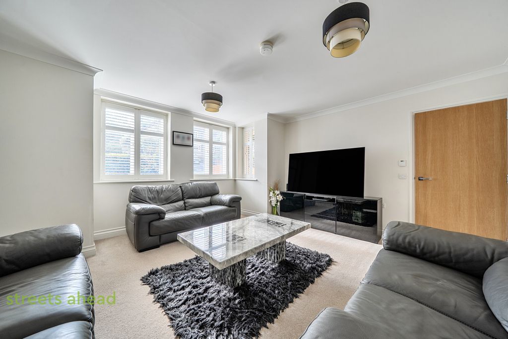 Property photo 3 of 18 B5E46E48-4B58-4Fc...