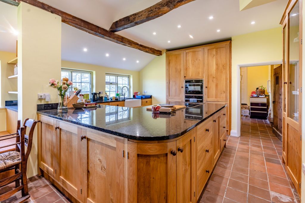 Property photo 3 of 19 Kitchen