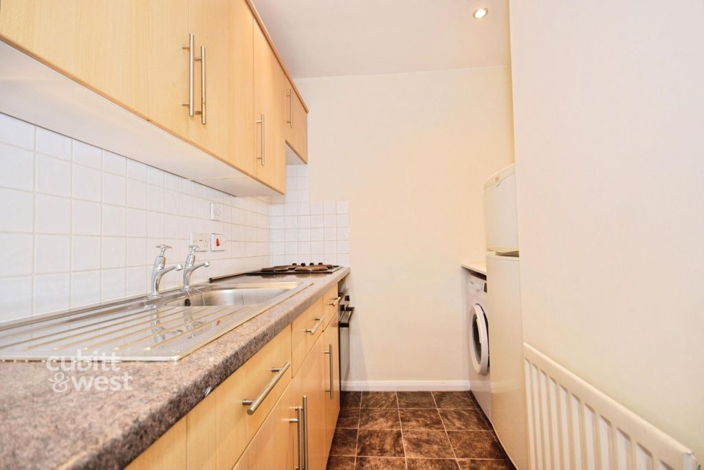 Property photo 3 of 11 Kitchen