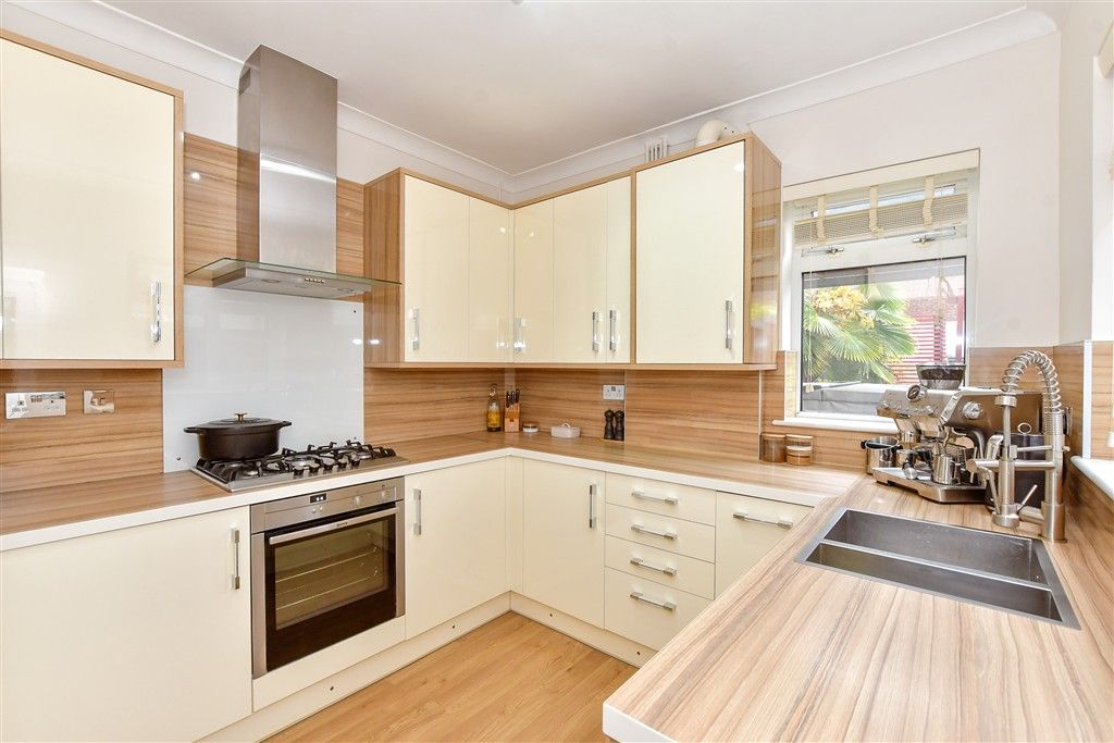 Property photo 2 of 11 Kitchen