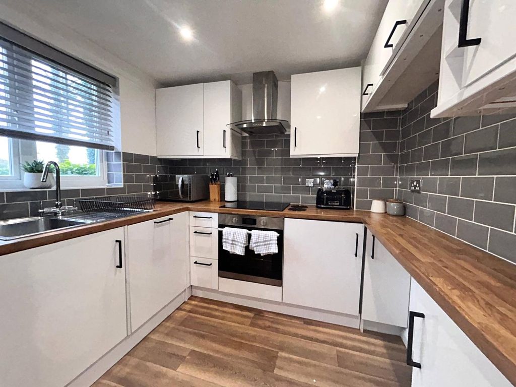Property photo 2 of 9 Kitchen