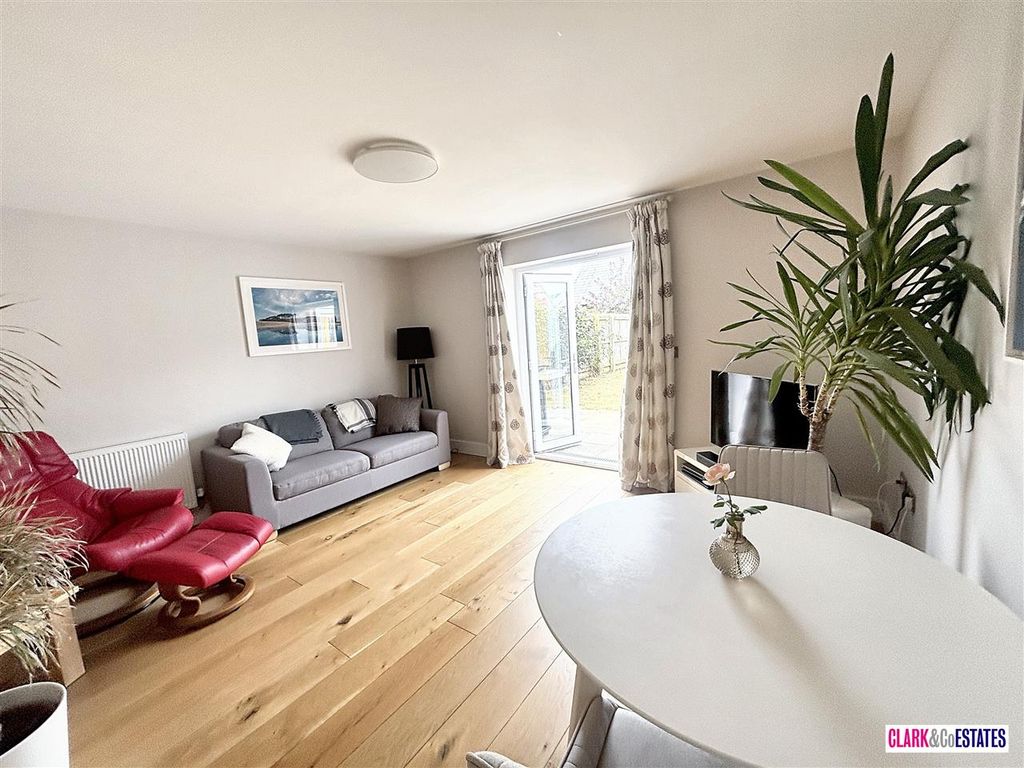 Property photo 2 of 10 Lounge