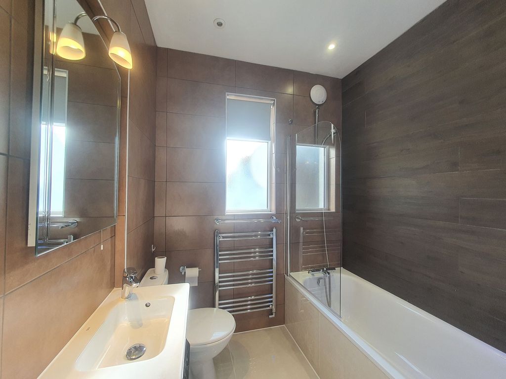 Property photo 1 of 13 Family Bathroom