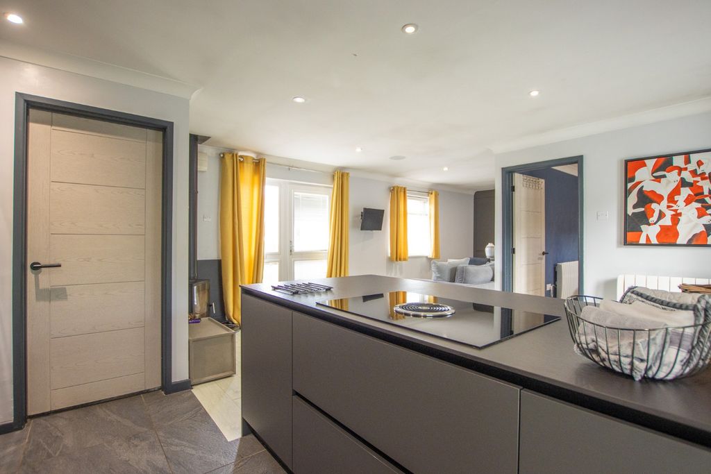 Property photo 3 of 18 4544152