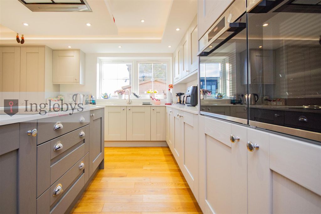 Property photo 3 of 44