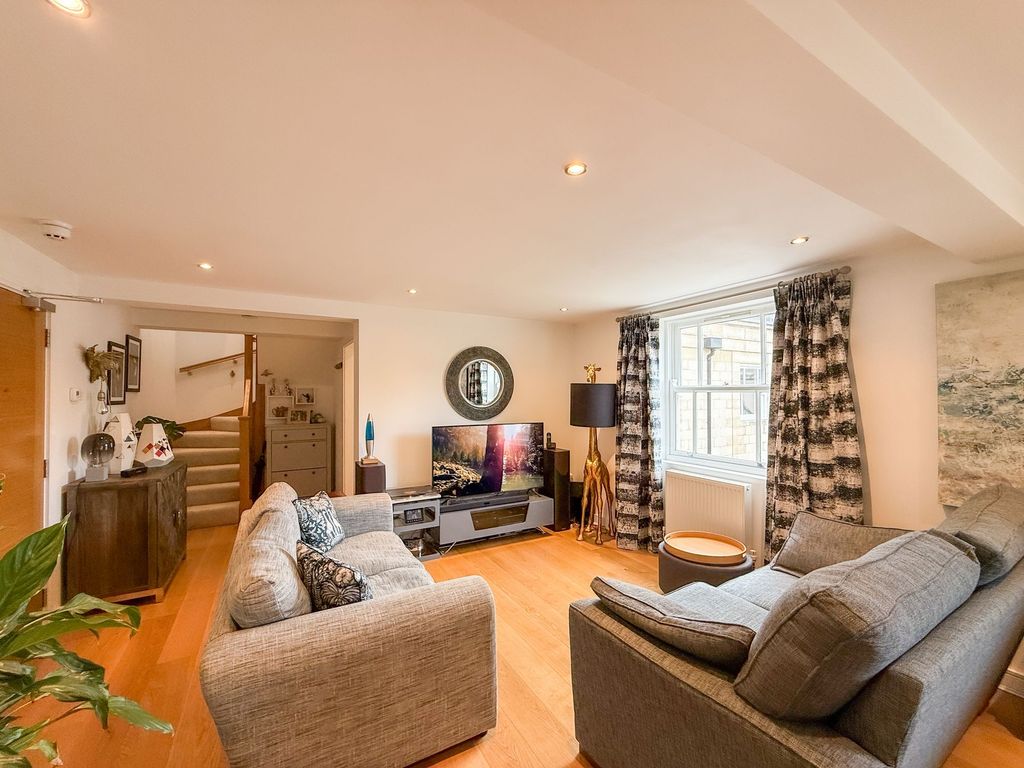 Property photo 2 of 12 Lounge